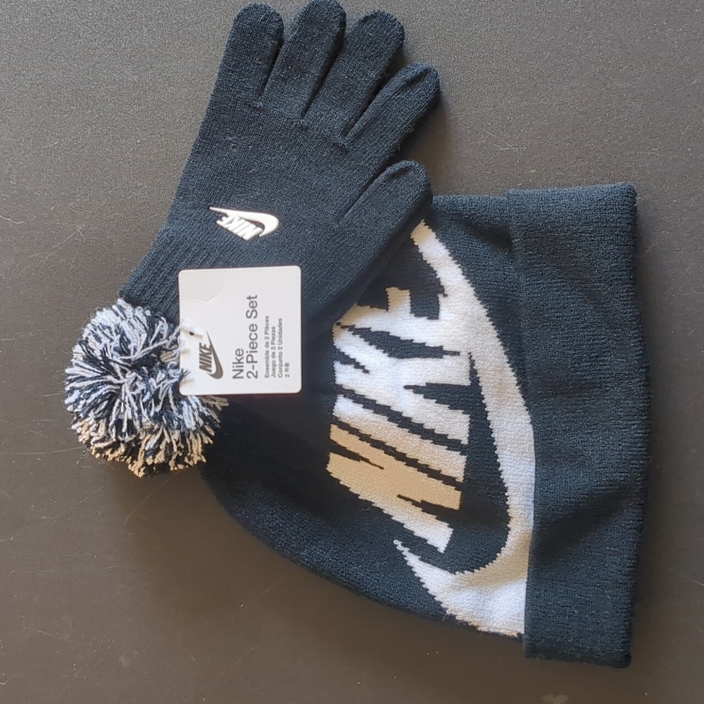 (NWT) Nike 2 Piece Set 'Gloves & Beanie'